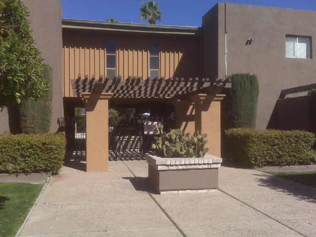 Building Photo - Spacious 2 Bed 2 Bath in Townhome! 1st Lev...