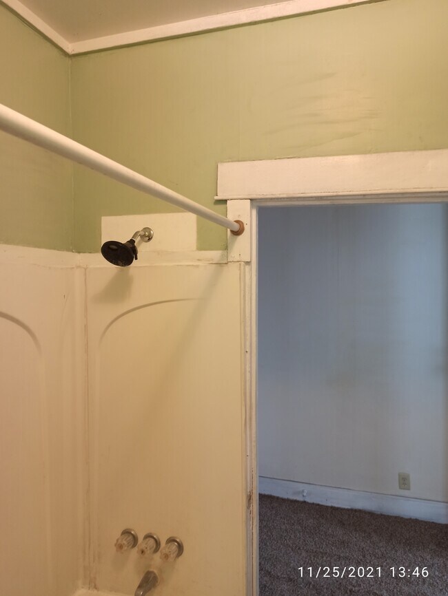 bath2 - 2717 Wood St