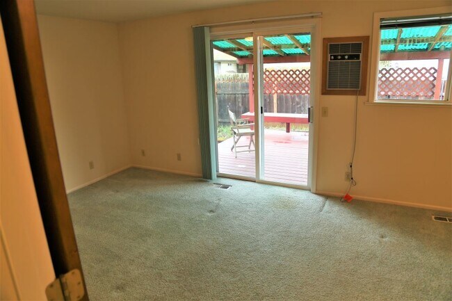 Building Photo - 1821High