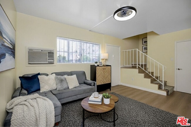 Building Photo - 3620 S Budlong Ave