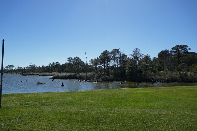 Foto del edificio - 144 Edgewater Dr