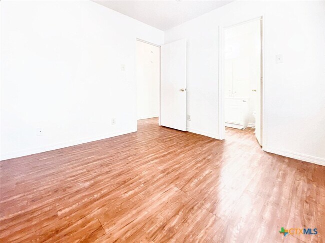 Foto del edificio - 106 Hughson Ct