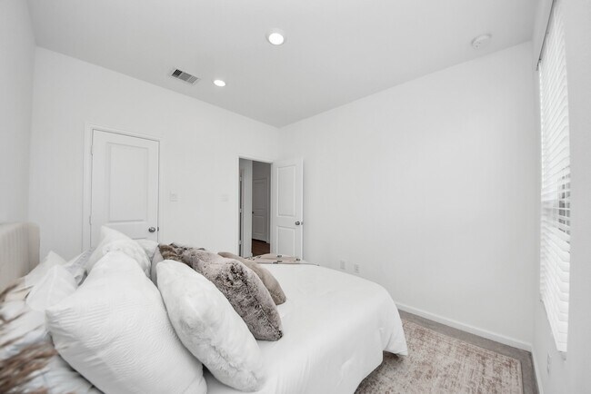 Building Photo - 4946 Sky Blf Dr