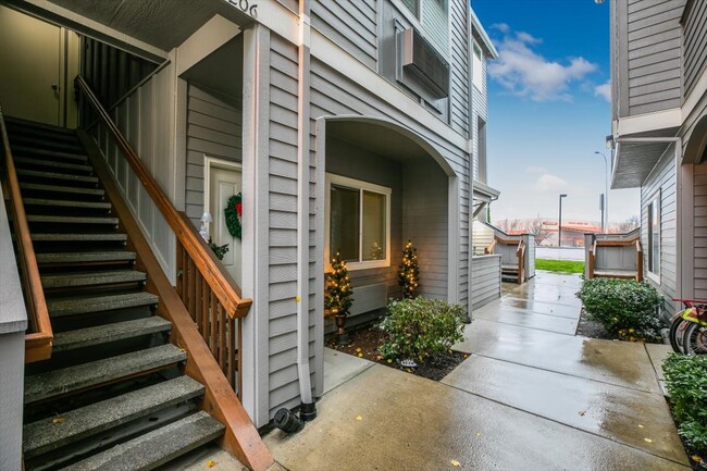 Building Photo - Sarah Court Apartments