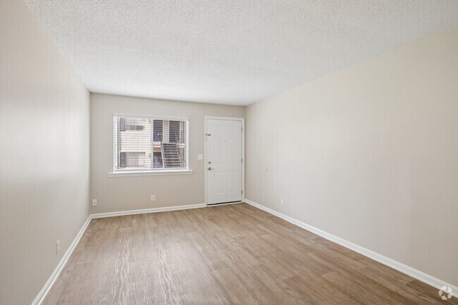 Apartamento remodelado B2 de 2 habitaciones y 1.5 baños - 860 pies cuadrados - Sala de estar - Somerset Apartments