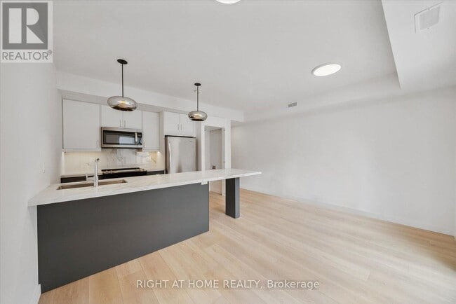Building Photo - 367 Howland Ave