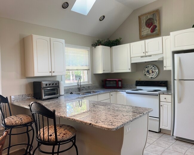 Building Photo - 201 Plantation Dr