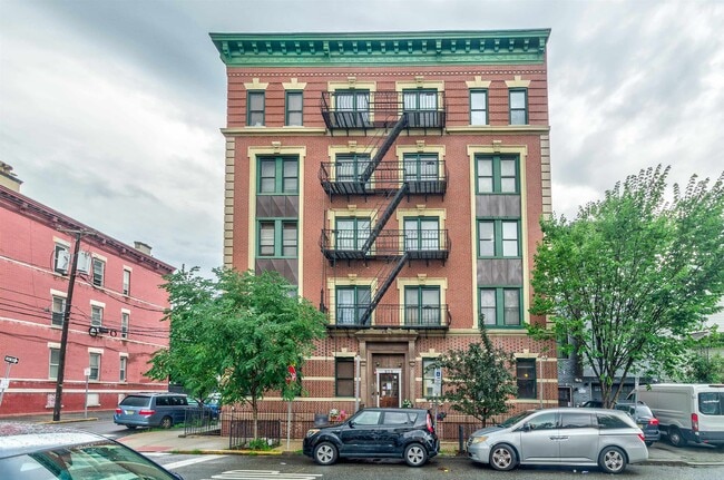 Building Photo - 608 Bramhall Ave