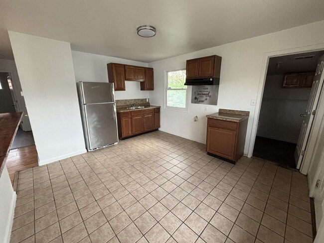 Building Photo - Spacious 3-bed home in Gary!