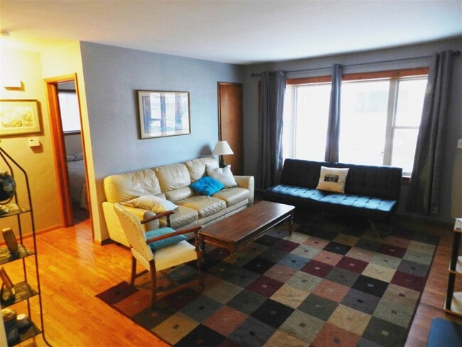 Building Photo - 705 Bartels St