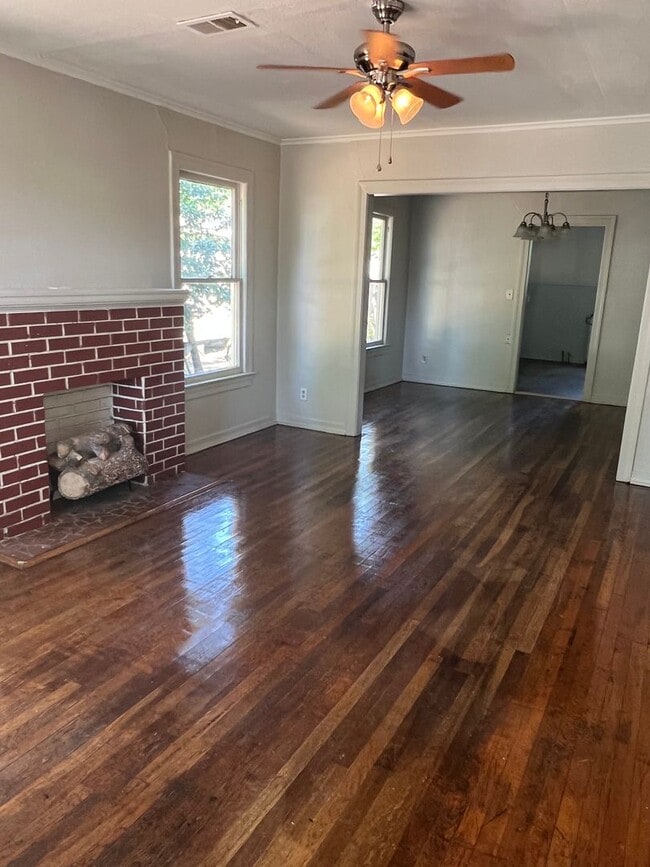 Building Photo - 2 Bedroom 1 Bath