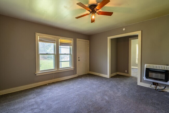 Building Photo - West Tulsa 2 Bedroom Home! Available Mid-N...