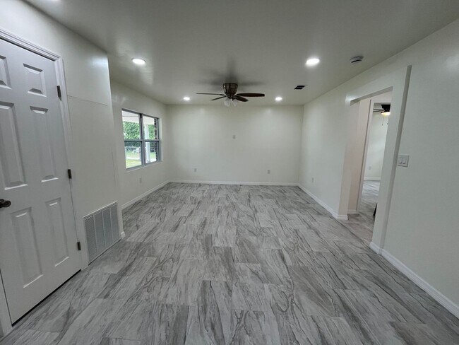 Foto del edificio - Newly Renovated 2 Bedroom Apartment in Lak...