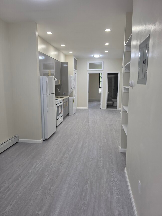 Sala de estar/Comedor/Cocina - 781 Seneca Ave