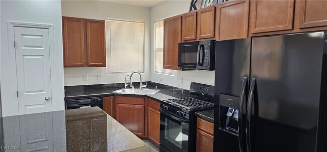 Foto del edificio - 7451 Benlomond Ave