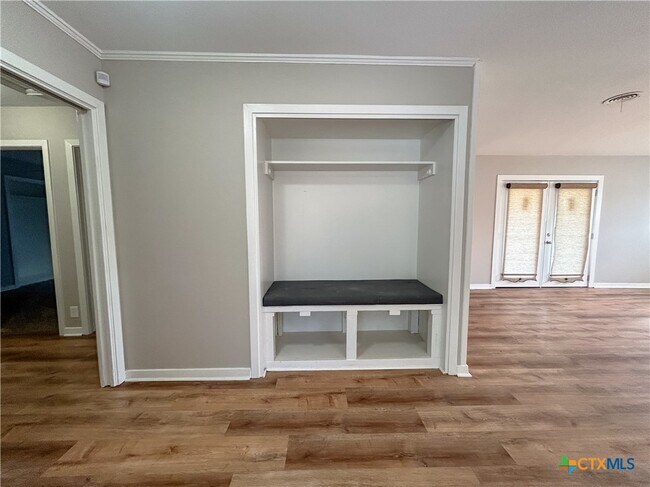 Foto del edificio - 4902 Dahlia Ln