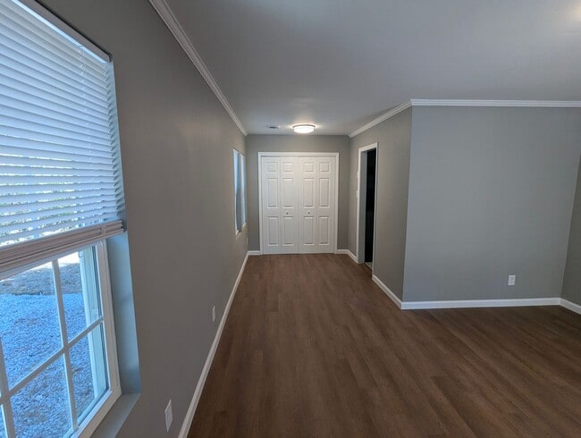 Building Photo - Out of the way 3 Bedroom