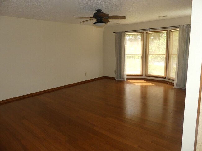 Foto del edificio - 4 bedroom home with inlaw suite in down to...