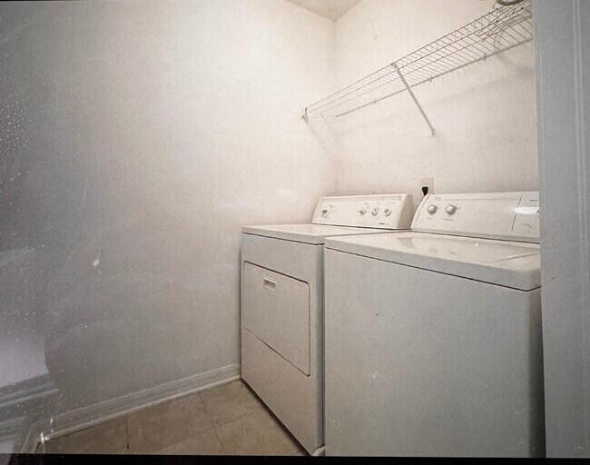 Foto del edificio - 10545 Shady Falls Ct