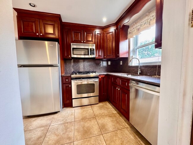 A clean, spacious kitchen - 1624 Ohm Ave