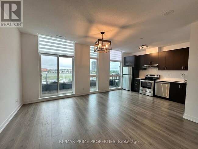 Photo du bâtiment - 1709-1709 Bur Oak Ave
