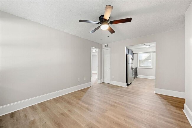 Foto del edificio - 156 Fairfield Pl NW