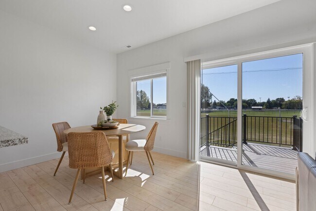 Building Photo - Modern Luxury Townhome in Prime Location –...
