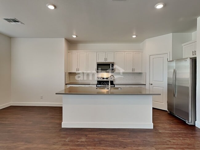 Foto del edificio - 17170 W Golden Ln