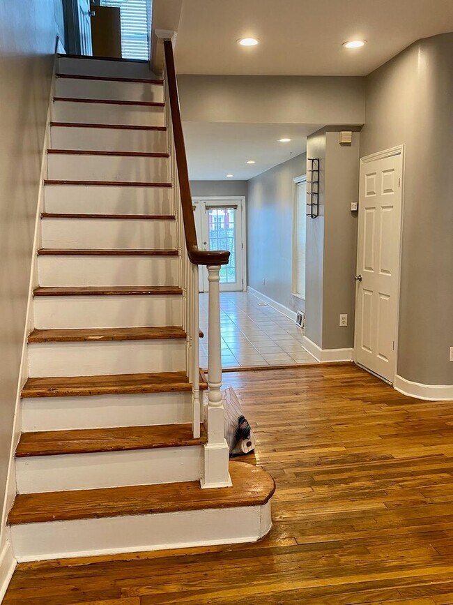 Foto del edificio - Spacious hardwood 2 bedroom brownstone wit...