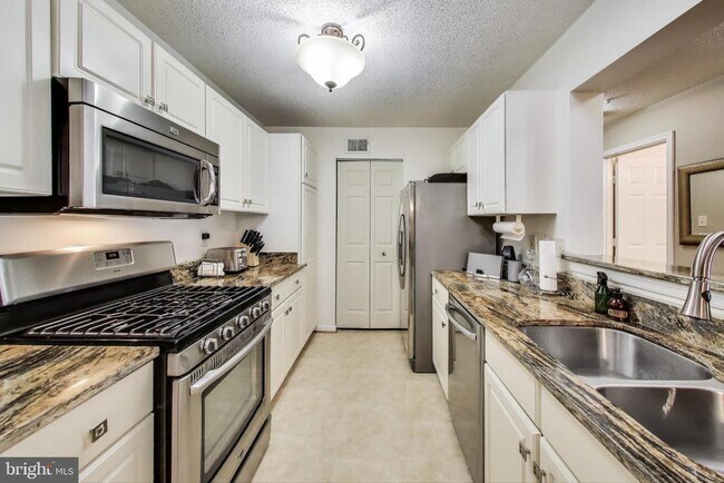 Building Photo - 10021 Vanderbilt Cir