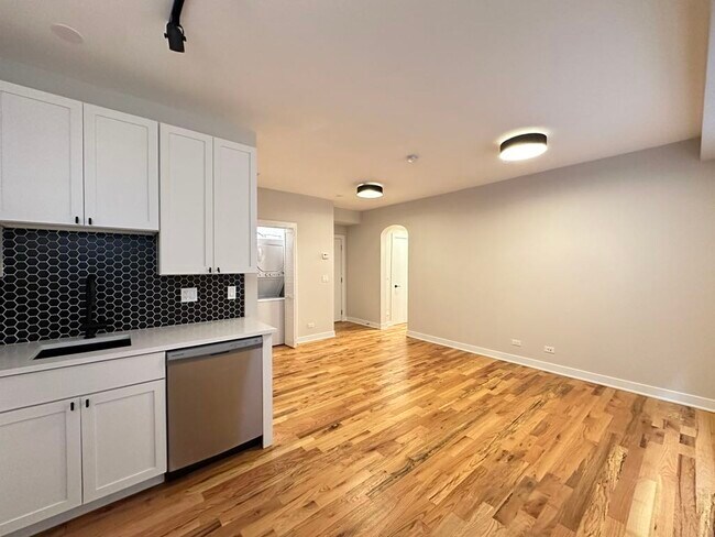 Foto del edificio - 643 W Wrightwood Ave