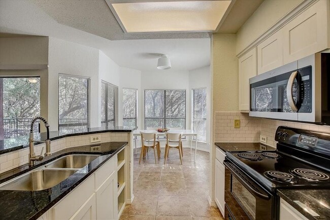 Foto del edificio - 4711 Spicewood Springs Rd