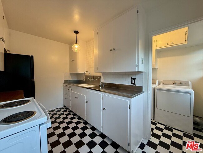 Foto del edificio - 5560 Village Green