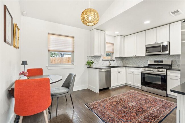 Foto del edificio - 4908 Rowena Ave