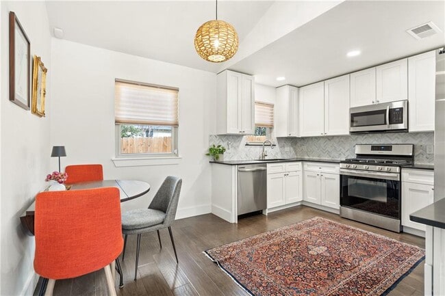 Building Photo - 4908 Rowena Ave