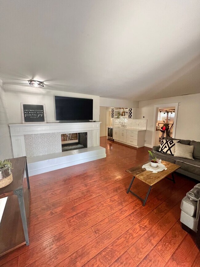 Building Photo - Spacious Remodeled Home Near El Dorado Park