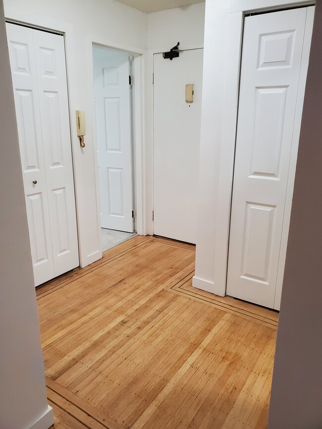 Building Photo - NEWLY RENOVATED 1 Bedroom with Hardwood Floors!
