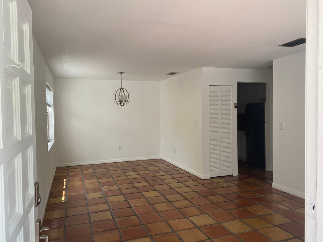 Primary Photo - 2920 Bird Ave
