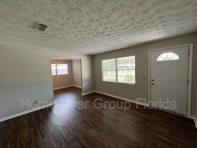 Foto del edificio - 10962 Luana Dr N