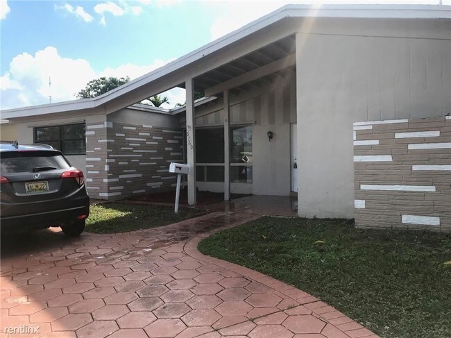 Building Photo - 4 br, 3 bath House - 6760 Petunia Dr # 1