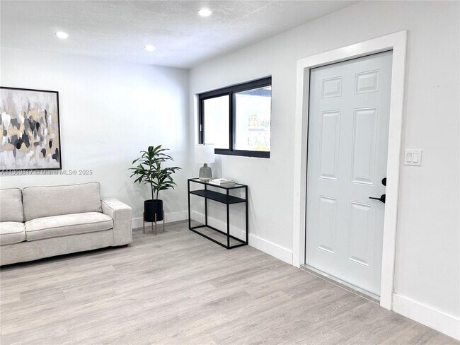 Foto del edificio - 2421 N 56th Terrace