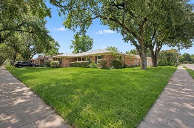 Building Photo - 5335 Indigo St
