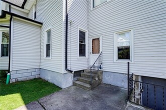 Building Photo - 14 Vick Park A