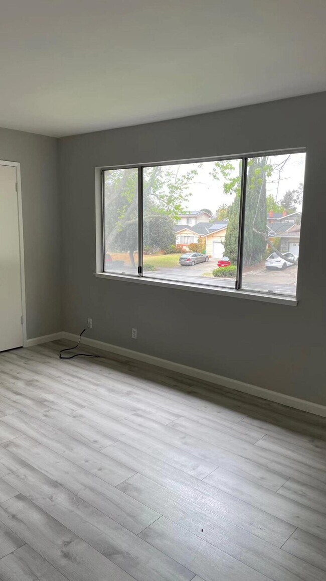Building Photo - 3226 Cropley Ave