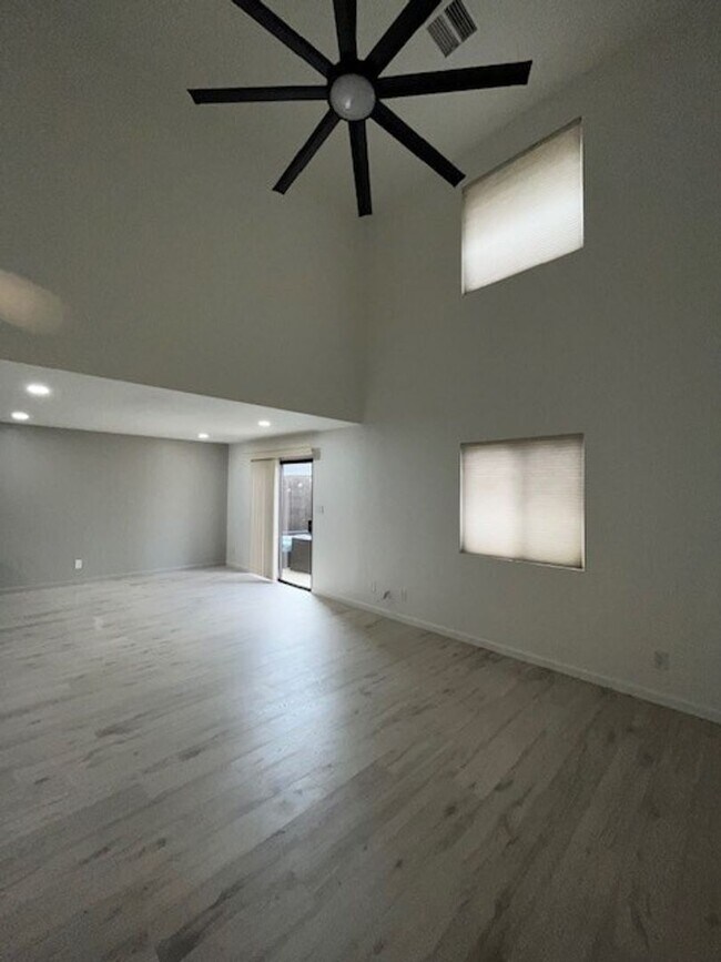 Building Photo - Condo located in Kingsburg Available Soon!