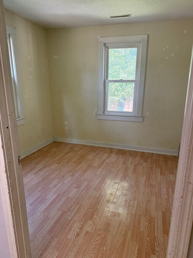 Building Photo - Unique Home in Downtown Middleton