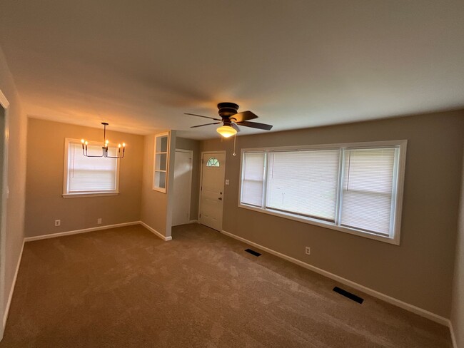 Building Photo - Cute 2 bedroom 1 bath bungalow in Greensbo...