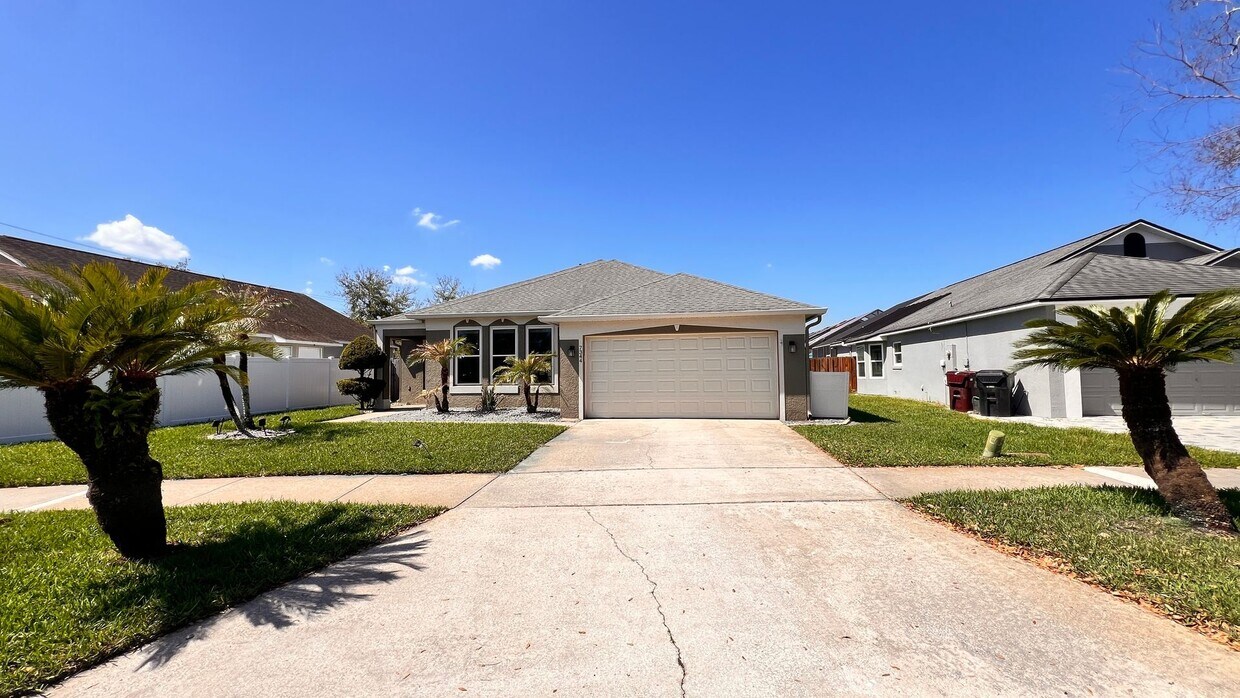 Beautiful Pool Home AVAILABLE NOW! - Beautiful Pool Home AVAILABLE NOW!