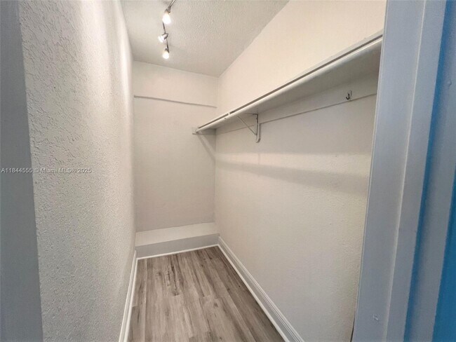 Foto del edificio - 636 NE 63rd St