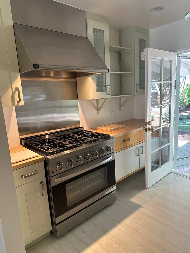 Kitchen range - 17935 Tiara St